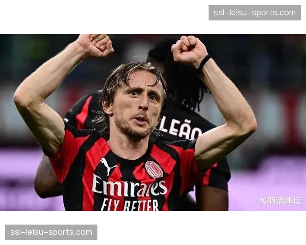 特写：终场哨响，年近40的莫德里奇与克罗斯在中圈拥抱致敬